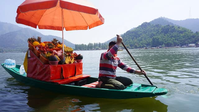 A local boatman on Dal Lake